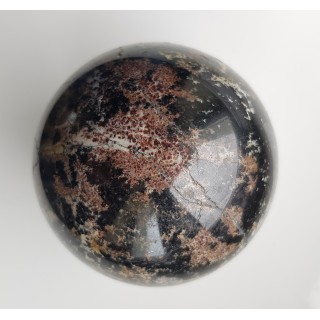 Polerowana kula z amfibolitu granatowego/ciemnego granulitu z Gór Sowich