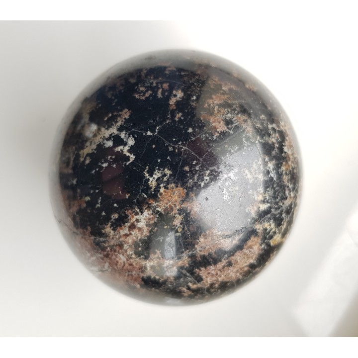 Polerowana kula z amfibolitu granatowego/ciemnego granulitu z Gór Sowich