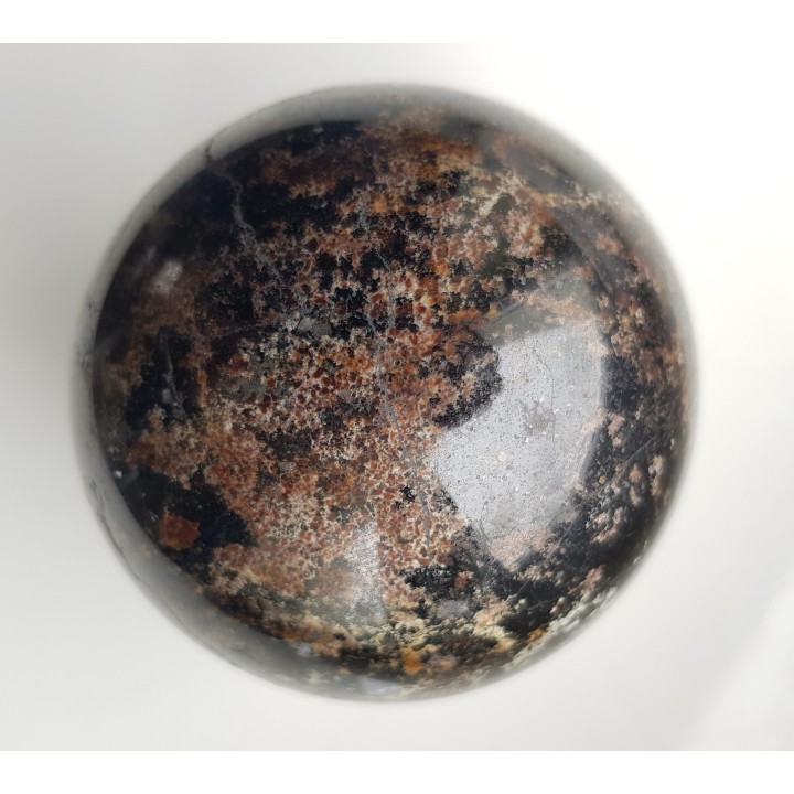 Polerowana kula z amfibolitu granatowego/ciemnego granulitu z Gór Sowich