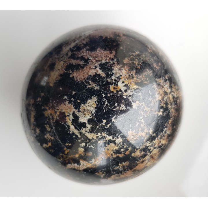 Polerowana kula z amfibolitu granatowego/ciemnego granulitu z Gór Sowich