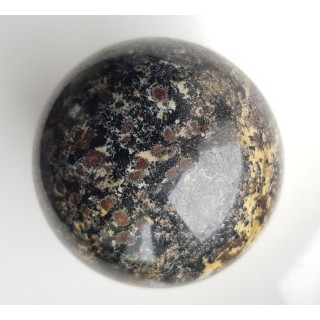 Polerowana kula z amfibolitu granatowego/ciemnego granulitu z Gór Sowich