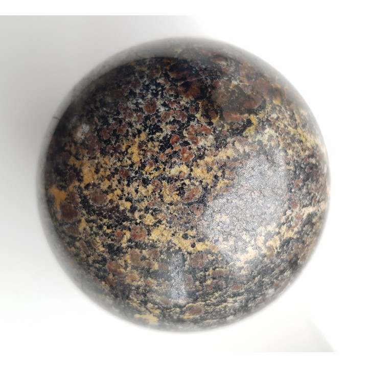 Polerowana kula z amfibolitu granatowego/ciemnego granulitu z Gór Sowich