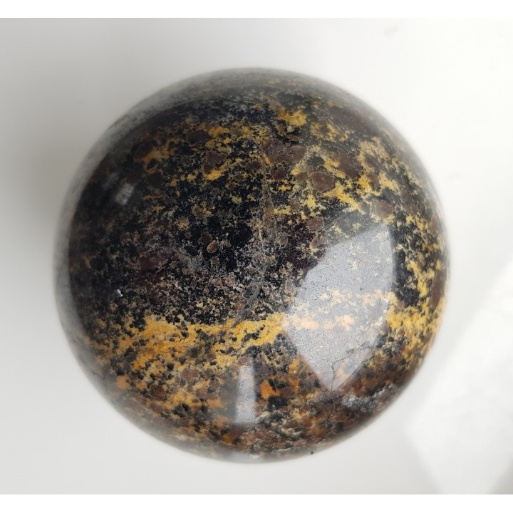 Polerowana kula z amfibolitu granatowego/ciemnego granulitu z Gór Sowich