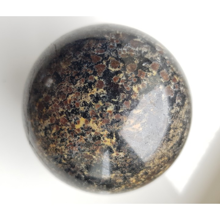 Polerowana kula z amfibolitu granatowego/ciemnego granulitu z Gór Sowich