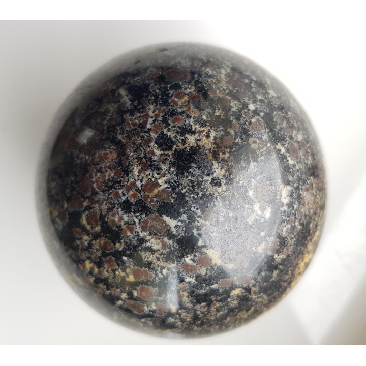 Polerowana kula z amfibolitu granatowego/ciemnego granulitu z Gór Sowich