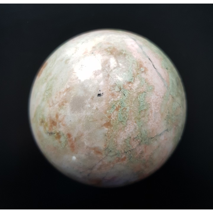 Kula polerowana z rodingitu z Sobótki