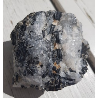 Kryształy błyszczących turmalinów w grejzenie z Przedgórza Izerskiego