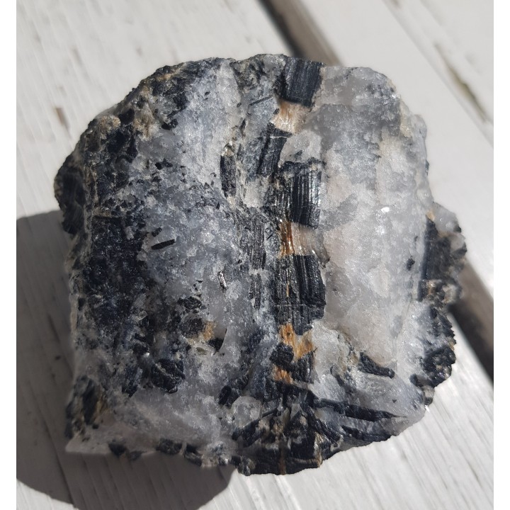 Kryształy błyszczących turmalinów w grejzenie z Przedgórza Izerskiego