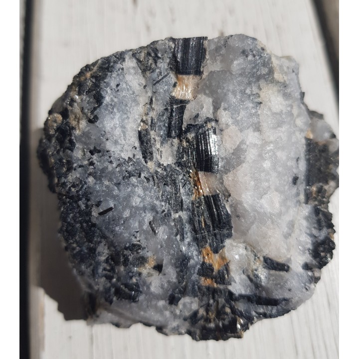 Kryształy błyszczących turmalinów w grejzenie z Przedgórza Izerskiego