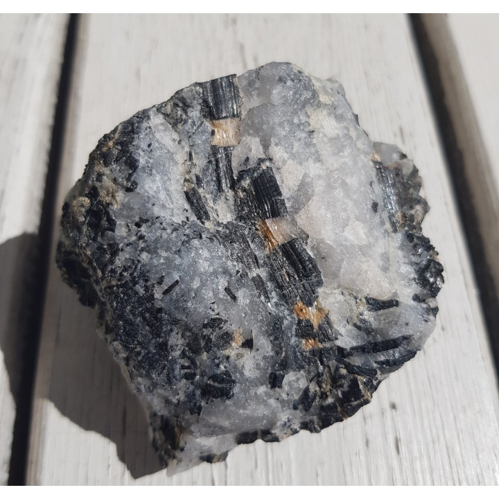 Kryształy błyszczących turmalinów w grejzenie z Przedgórza Izerskiego