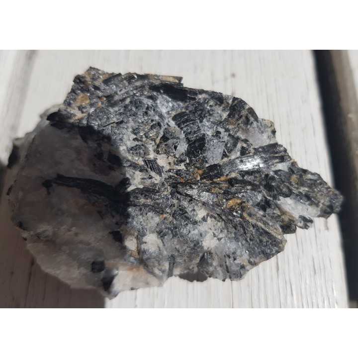 Kryształy błyszczących turmalinów w grejzenie z Przedgórza Izerskiego