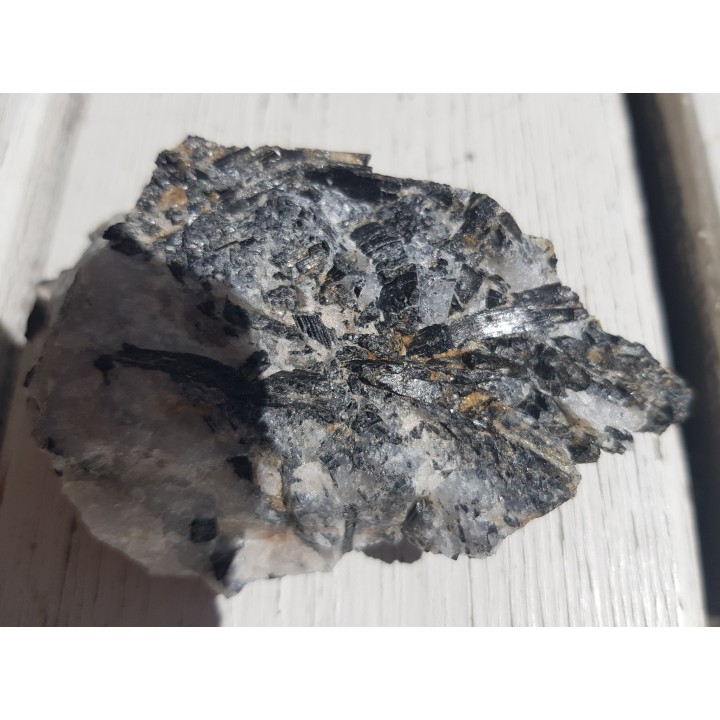 Kryształy błyszczących turmalinów w grejzenie z Przedgórza Izerskiego