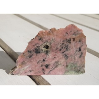 Okaz różowego klinozoisytu z Nasławic