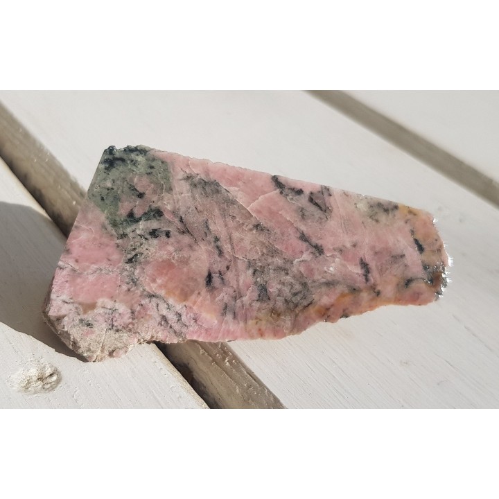 Okaz różowego klinozoisytu z Nasławic