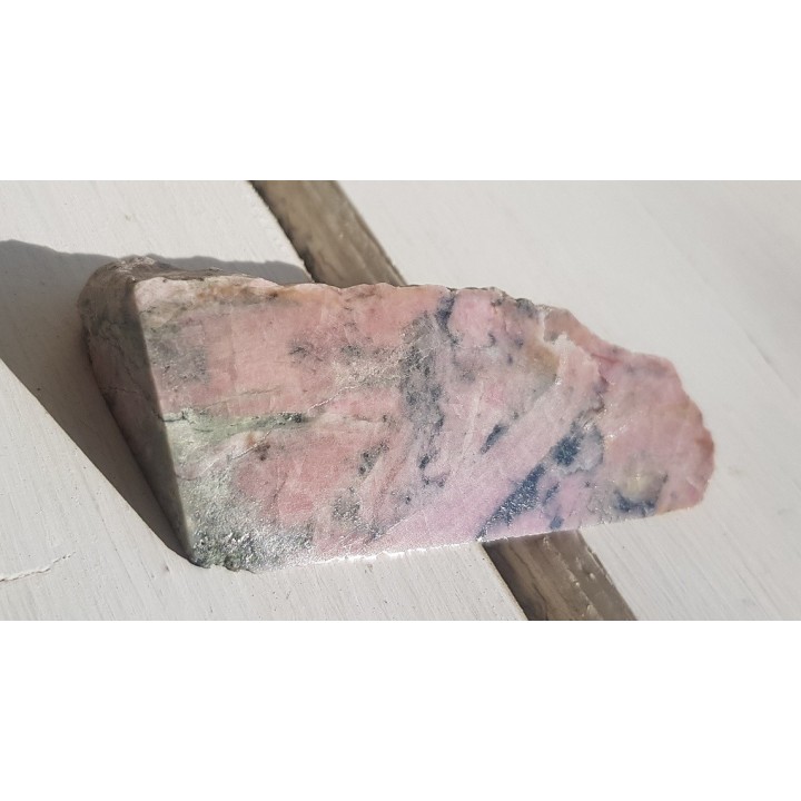 Okaz różowego klinozoisytu z Nasławic