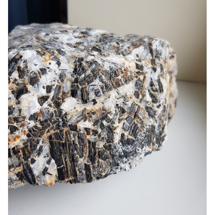 Kryształy błyszczących turmalinów w grejzenie z Przedgórza Izerskiego