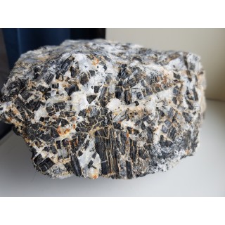 Kryształy błyszczących turmalinów w grejzenie z Przedgórza Izerskiego