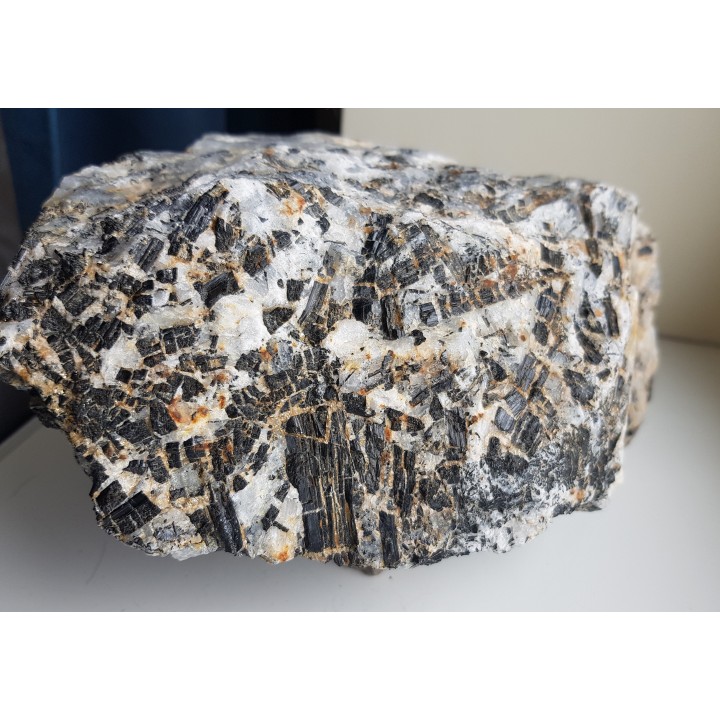 Kryształy błyszczących turmalinów w grejzenie z Przedgórza Izerskiego