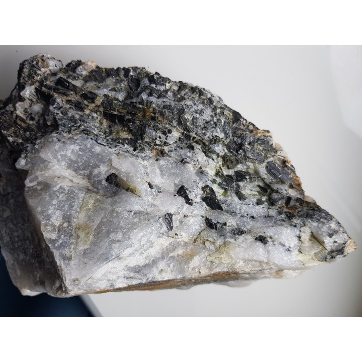 Kryształy błyszczących turmalinów w grejzenie z Przedgórza Izerskiego