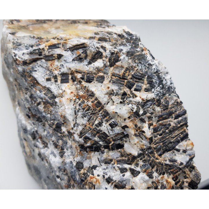 Kryształy błyszczących turmalinów w grejzenie z Przedgórza Izerskiego