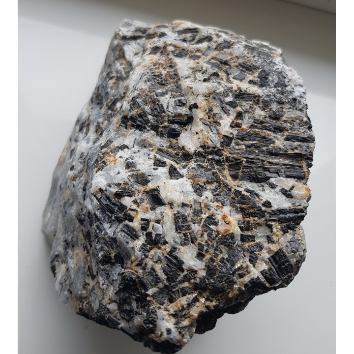 Kryształy błyszczących turmalinów w grejzenie z Przedgórza Izerskiego