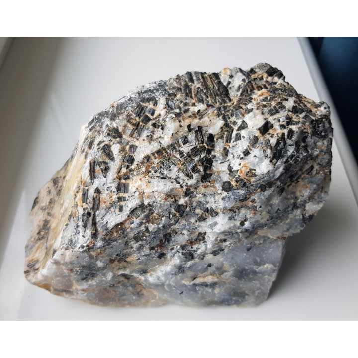 Kryształy błyszczących turmalinów w grejzenie z Przedgórza Izerskiego