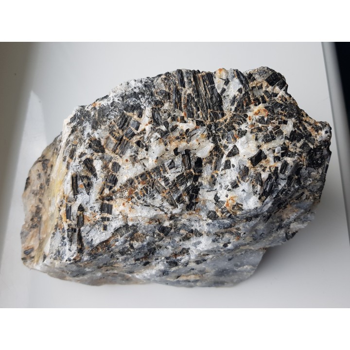 Kryształy błyszczących turmalinów w grejzenie z Przedgórza Izerskiego