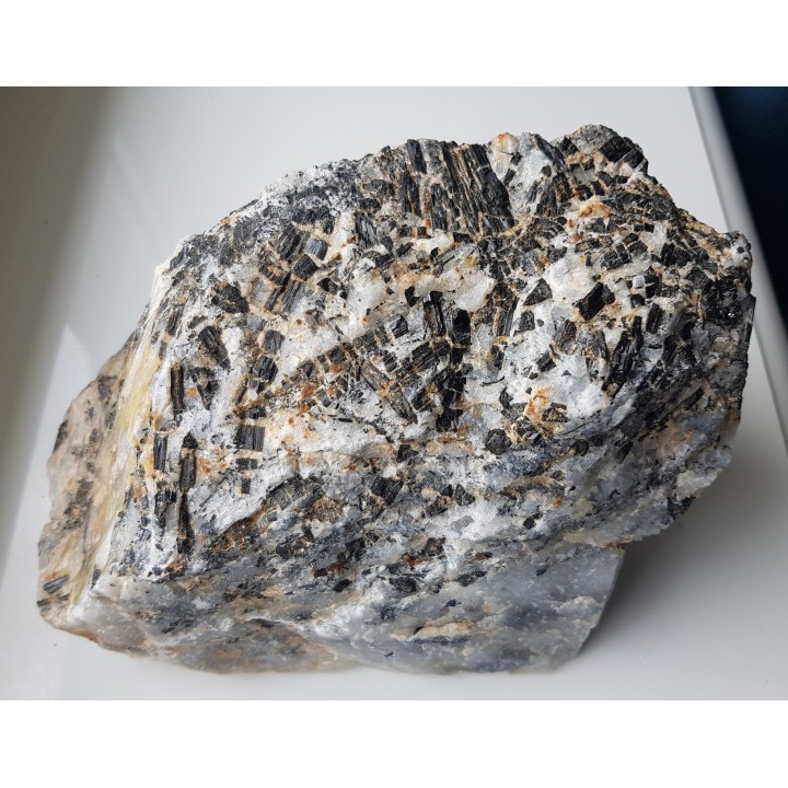 Kryształy błyszczących turmalinów w grejzenie z Przedgórza Izerskiego