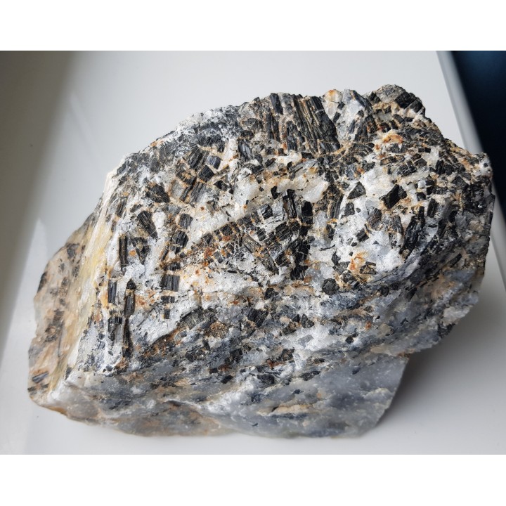 Kryształy błyszczących turmalinów w grejzenie z Przedgórza Izerskiego