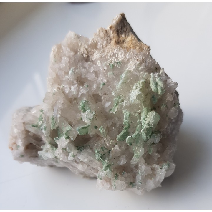 Pumpellyit na kwarcach z Karkonoszy (Obri Dul)