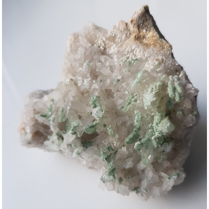 Pumpellyit na kwarcach z Karkonoszy (Obri Dul)