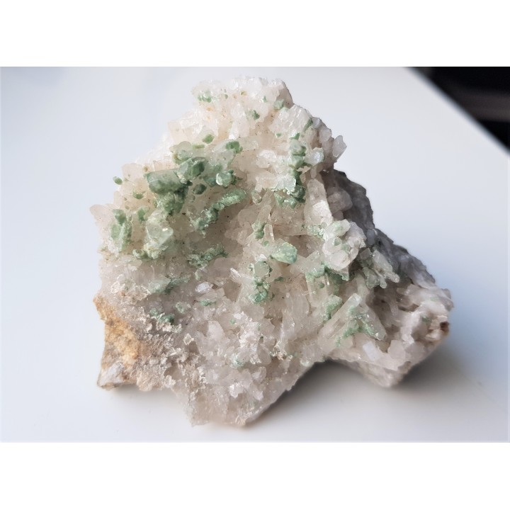 Pumpellyit na kwarcach z Karkonoszy (Obri Dul)