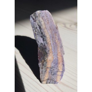 Skała o teksturze łupkowej z Kletna impregnowana fluorytem