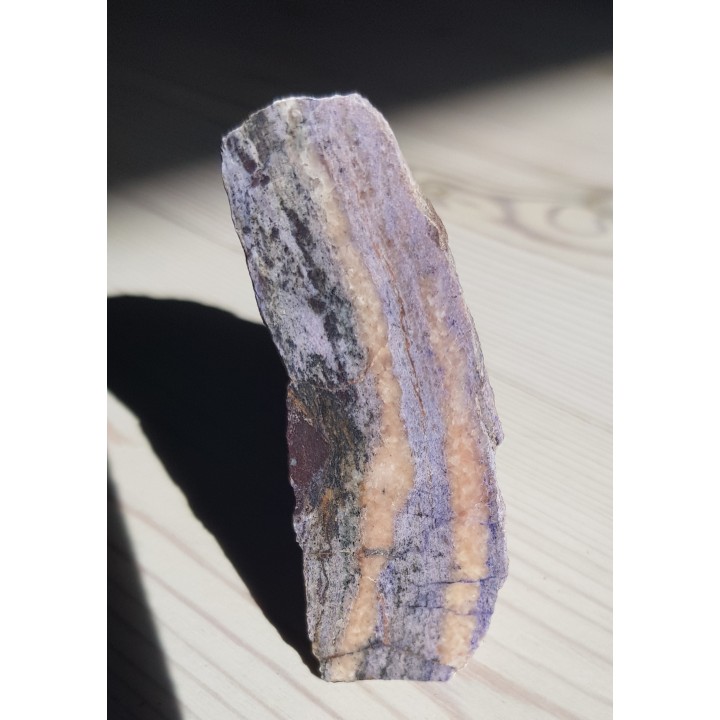 Skała o teksturze łupkowej z Kletna impregnowana fluorytem