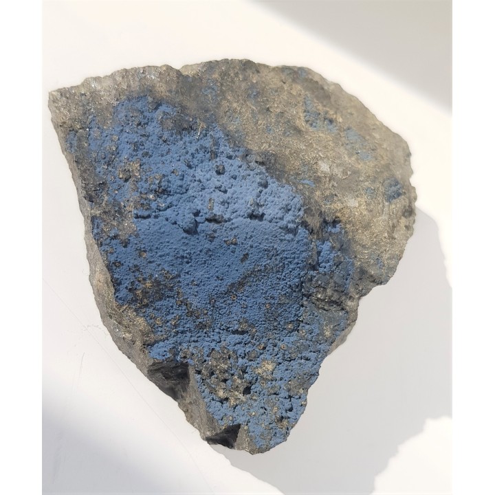 Niebieski ferrosaponit na bazalcie z Grabiszyc