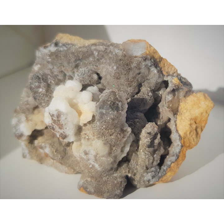 Szczotka kwarcowa pokryta kalcytem ze Sławniowic