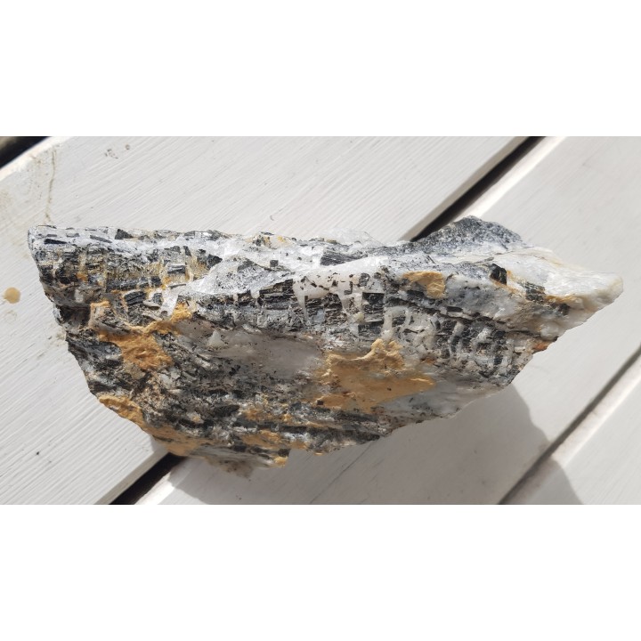 Kryształy błyszczących turmalinów w grejzenie z Przedgórza Izerskiego