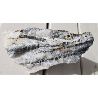 Kryształy błyszczących turmalinów w grejzenie z Przedgórza Izerskiego