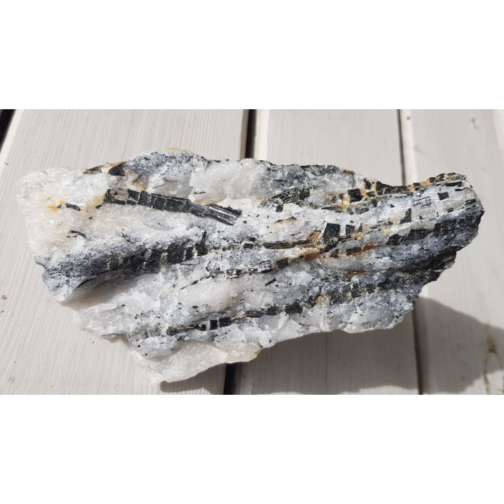 Kryształy błyszczących turmalinów w grejzenie z Przedgórza Izerskiego