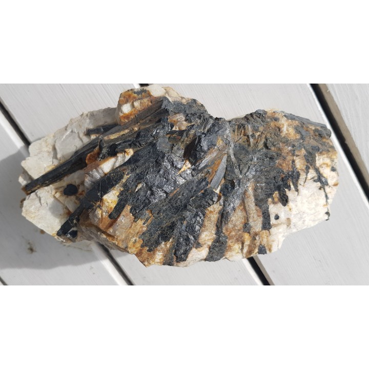 Grupa dużych, błyszczących kryształów turmalinu z Gór Sowich