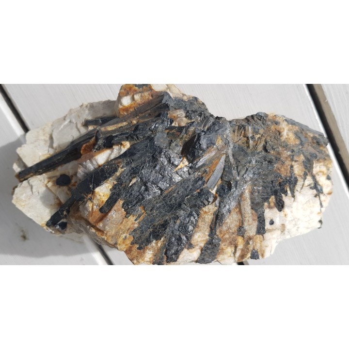 Grupa dużych, błyszczących kryształów turmalinu z Gór Sowich