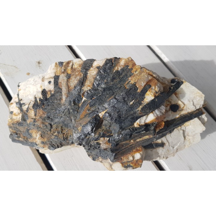 Grupa dużych, błyszczących kryształów turmalinu z Gór Sowich