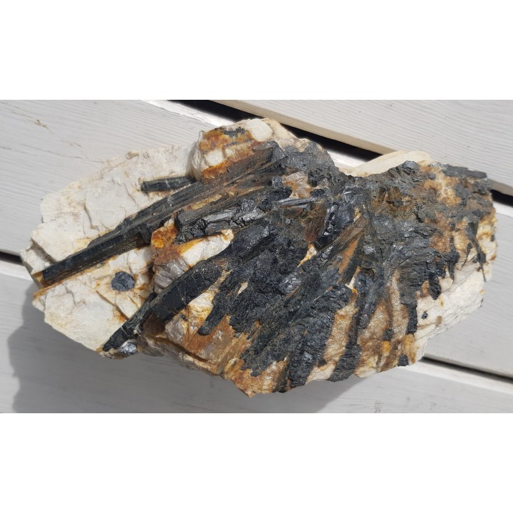 Grupa dużych, błyszczących kryształów turmalinu z Gór Sowich