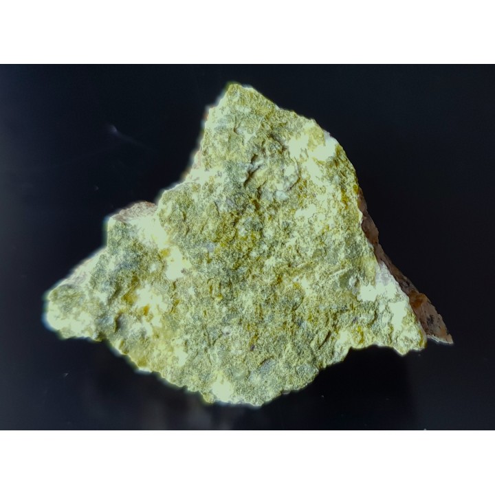 Epidot na powierzchni spękań granitu z Sobótki