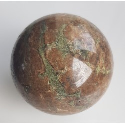 Piękna kula z granatowego skarnu z Siedlimowic