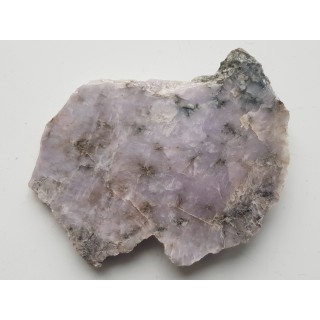 Fioletowawy kwarc pegmatytowy z serpentynitów Wzgórz Kiełczyńskich