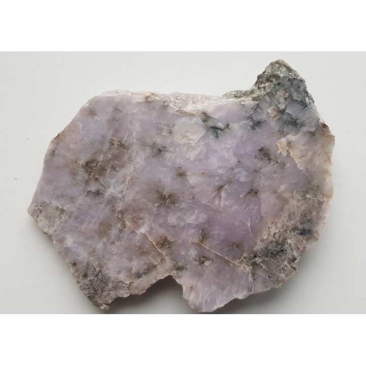 Fioletowawy kwarc pegmatytowy z serpentynitów Wzgórz Kiełczyńskich