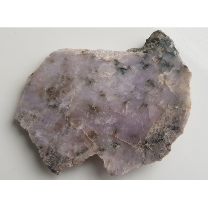 Fioletowawy kwarc pegmatytowy z serpentynitów Wzgórz Kiełczyńskich