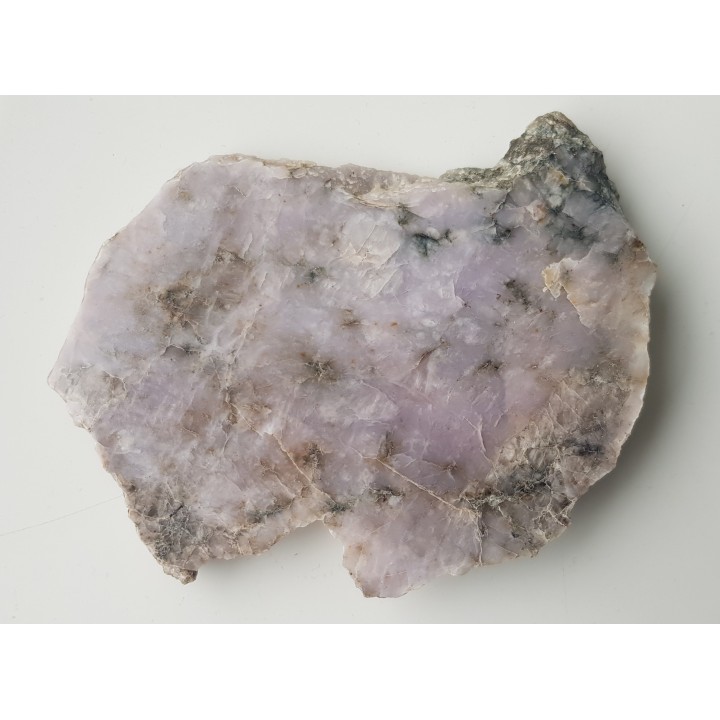 Fioletowawy kwarc pegmatytowy z serpentynitów Wzgórz Kiełczyńskich