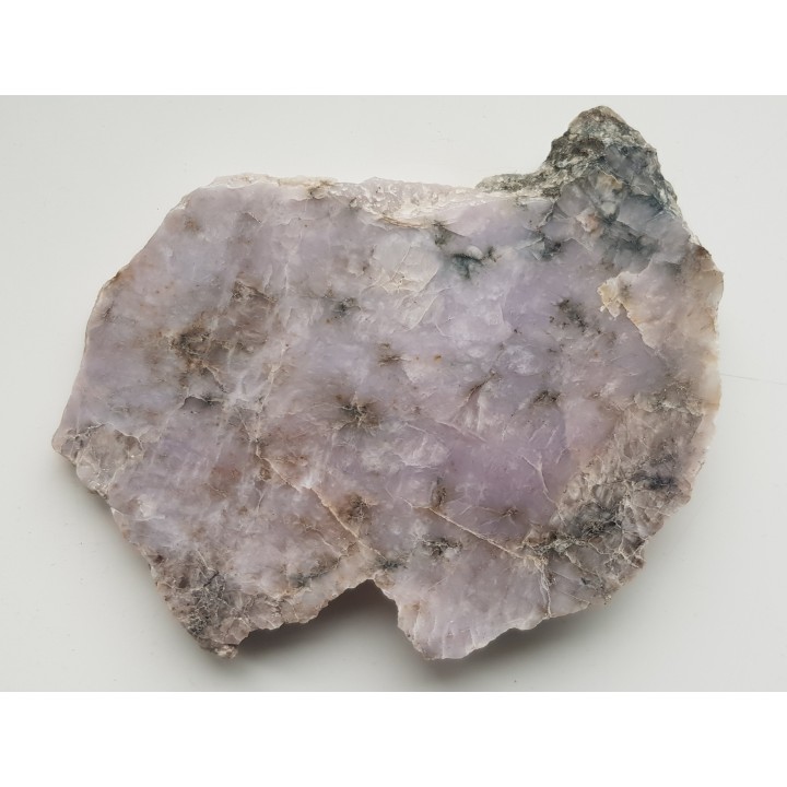 Fioletowawy kwarc pegmatytowy z serpentynitów Wzgórz Kiełczyńskich